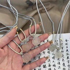 新しい中国風の蓮の花のネックレス白瑪瑙カルセドニー蓮の花ペンダントネックレス安全ロックネックレスニッチ