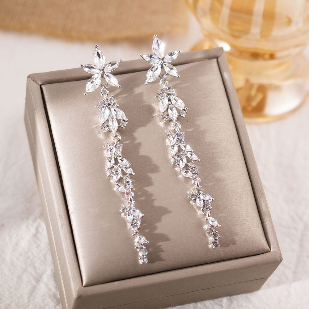 Pendientes largos con flecos elegantes y diamantes con aguja de plata Pendientes de todo fósforo de temperamento de nicho Pendientes simples y ligeros de lujo de alta gama Mujeres