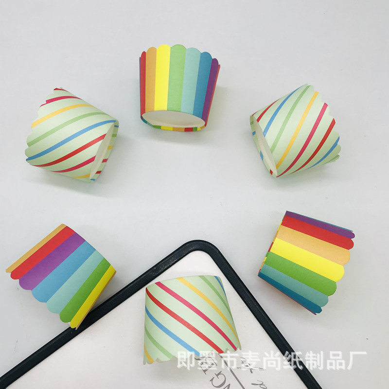 Venta al por mayor 50 tazas de papel de pastel medianas resistentes a altas temperaturas Taza de papel a prueba de aceite Taza de máquina gruesa Taza de pastel de gasa