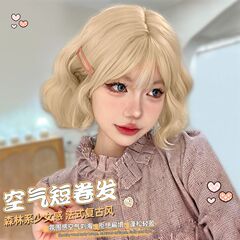 白い金色のかつらの女性のショートヘアはかわいいです。