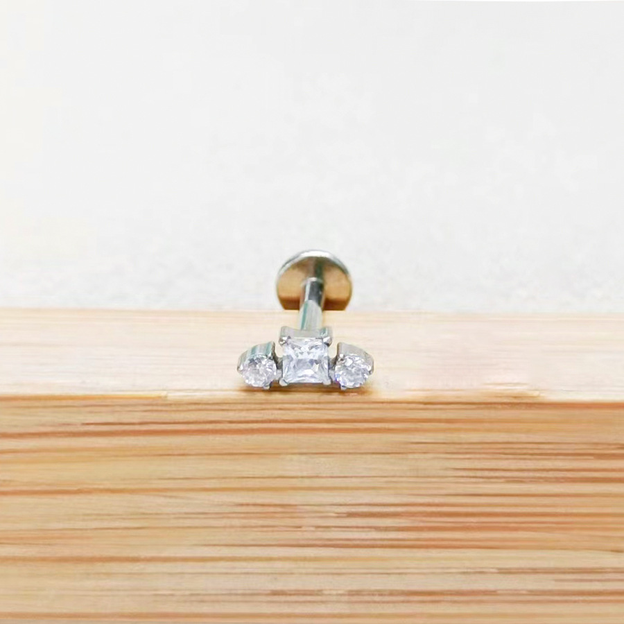 Clou d'oreille/de cartilage en alliage de titane F136, orné d'une fleur en zircon gravée, pour piercing lèvre ou oreille (filetage 0,9 mm). Vente en gros._voghion.com