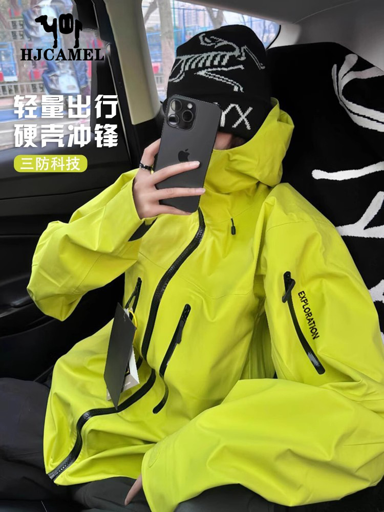 Luoto fluorescente verde de cáscara dura ropa de asalto para mujeres 2025 nueva primavera y otoño estilo americano al aire libre a prueba de viento tres en una chaqueta de montaña