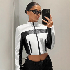 ファッションは白黒で色の皮の服の女性にぶつかります。
