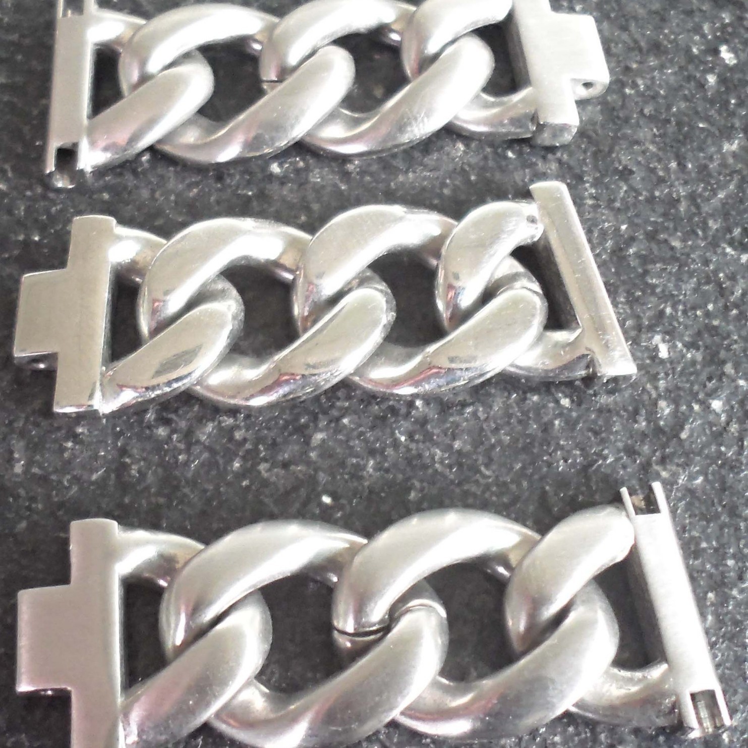 304不锈钢耳机滑轨精铸件-东莞常平不锈钢铸造厂