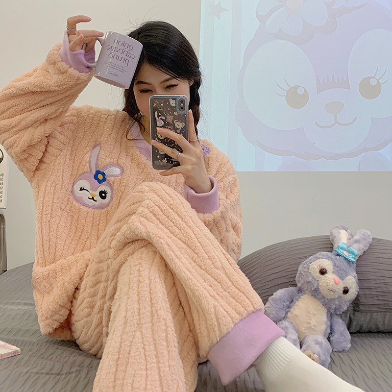 Pijamas de dibujos animados al por mayor transfronterizos de mujeres otoño invierno manga larga cuello redondo con collar grueso bordado dulce cubierta de ropa casera casual