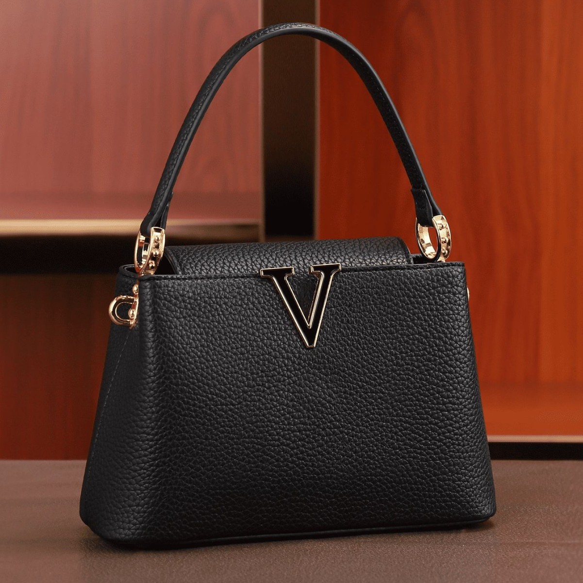 Nuevo poho2025 simple decoración en forma de V portátil estilo extranjero hombro de moda balde de moda bolsa de mujer