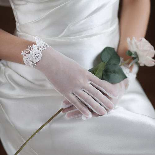 WG056 Elegant Lace Wedding Gloves Super Fairy White Short Mesh Wedding Dinner Bridal Gloves