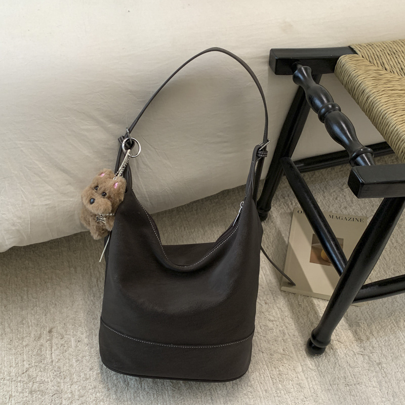 2025 nuevo tipo de bolso coreano bolso de transporte de mujer gran capacidad bolso de cubo de agua viento lento viaje de hombro bolso de brazo