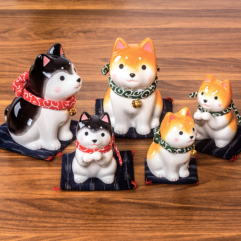 日本の薬師窯の日本式の座り方は柴犬が可愛いです。