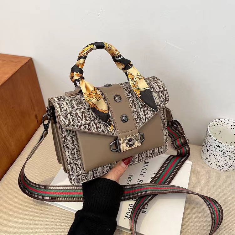 Streetwear Style Square Shape Small Size Women's Small All Seasons Pu Leather Solid Color Streetwear Square Flip Cover Handbag