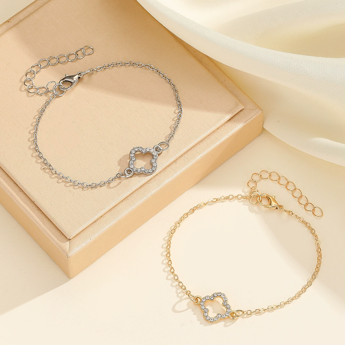 INS модный новый браслет с полым клевером и микроинкрустацией цирконом для женщин, модная трансграничная горячая распродажа, ювелирные изделия с четырехлистным цветком на удачу