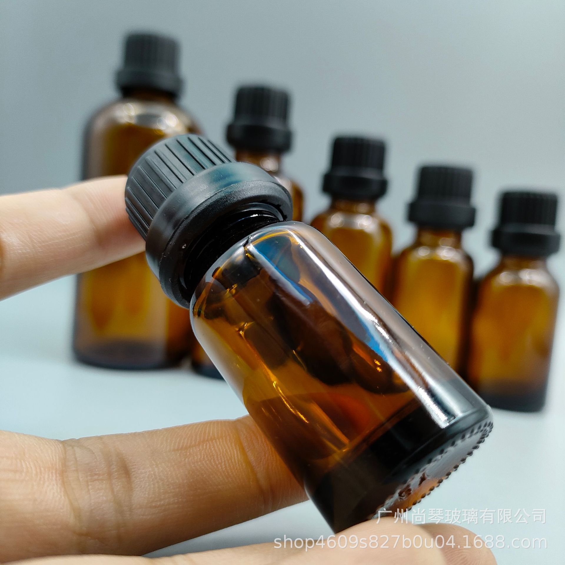 5-100ml en stock suministro botella de vidrio de aerosol marrón cabeza de la bomba de loción botella cosmética botella de aceite esencial botella vacía de perfume