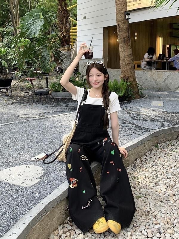 2025 春の新漫画刺繍黒年齢軽減デニムオーバーオール女性のハイウエストルーズストレートフロアレングスパンツ|undefined