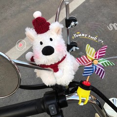 かわいい雑草の子犬の電気自動車は子供を飾って腹ばいになります。