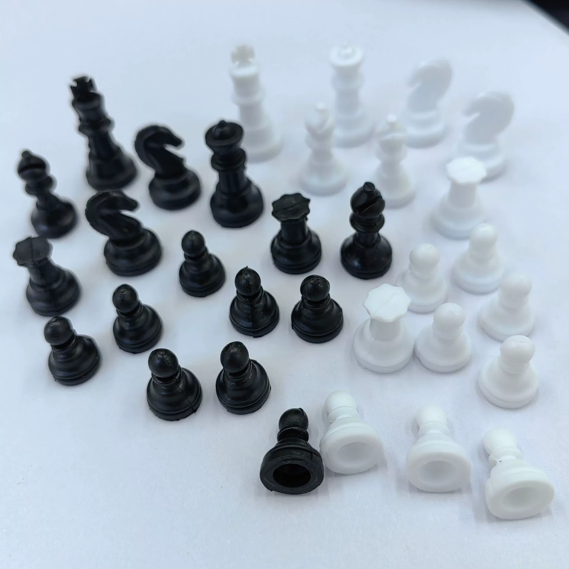 Пластиковые шахматные фигуры шахматы белые и черные шахматы игровые шахматы аксессуары кубики Монополия шахматы летающие шахматы