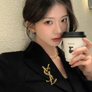 Gold Letter Brooch for Women, High-End, Exquisite, Fashionable, Accessible Luxury, Niche Design, Elegant Brooch, Corsage, New Accessories