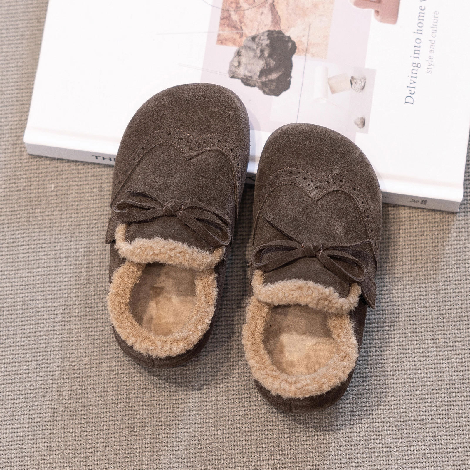 Zapatos de algodón de invierno para niñas 2025 nuevos zapatos de lana extranjera para niñas zapatos de invierno cálidos con suela suave