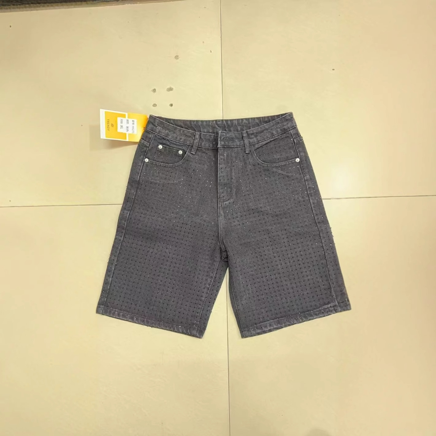 Hochwertige Herren-Denimshorts mit Vintage-Strasssteinen_voghion.com