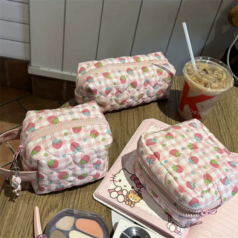 Пенал fresh strawberry стёганый органайзер, милый вместительный косметичка, компактный