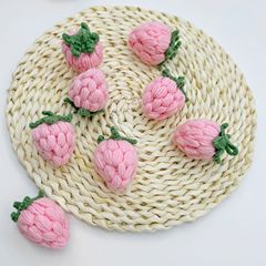 手作りの毛糸のかぎ針編みの完成品のピンクのイチゴのdiyのメリヤスのキーホルダーのアパレルの装飾の小さいペンダントは卸売りを飾ります。
