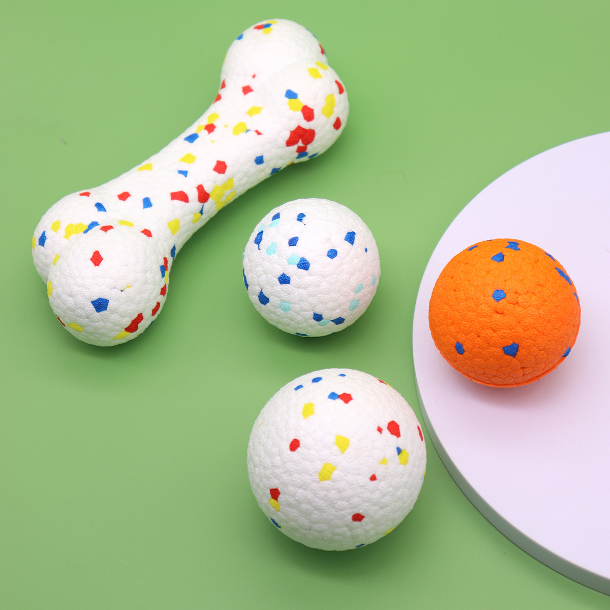 Los juguetes para mascotas no son malos para morder pelotas explosivas