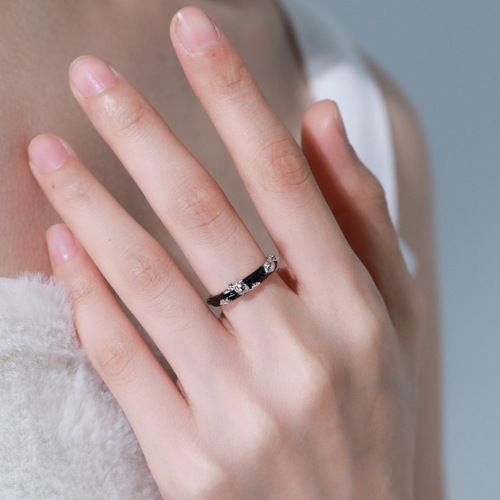 Minimalist personality black and white drip glaze rabbit open mouth ring for women, niche design, high-end sense, Instagram cool breeze ring trend