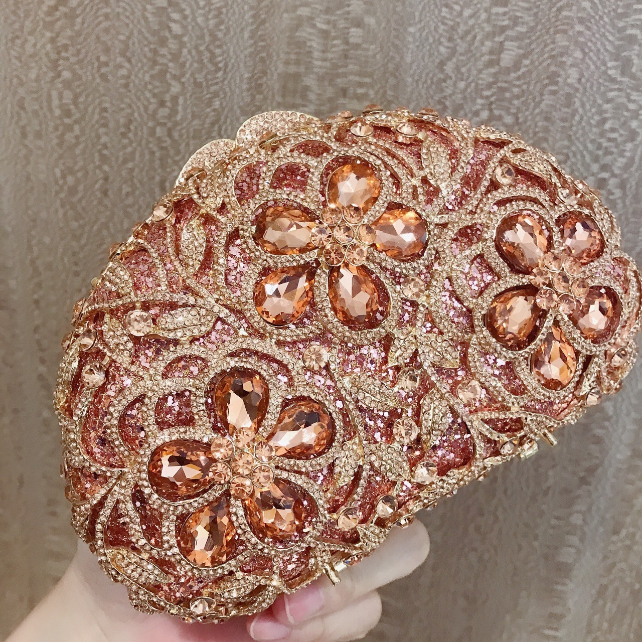 * Nuevos diamantes transfronterizos bolsas de joyas huecadas con diamantes flores bolsas de maquillaje bolsas de mano europeas y americanas