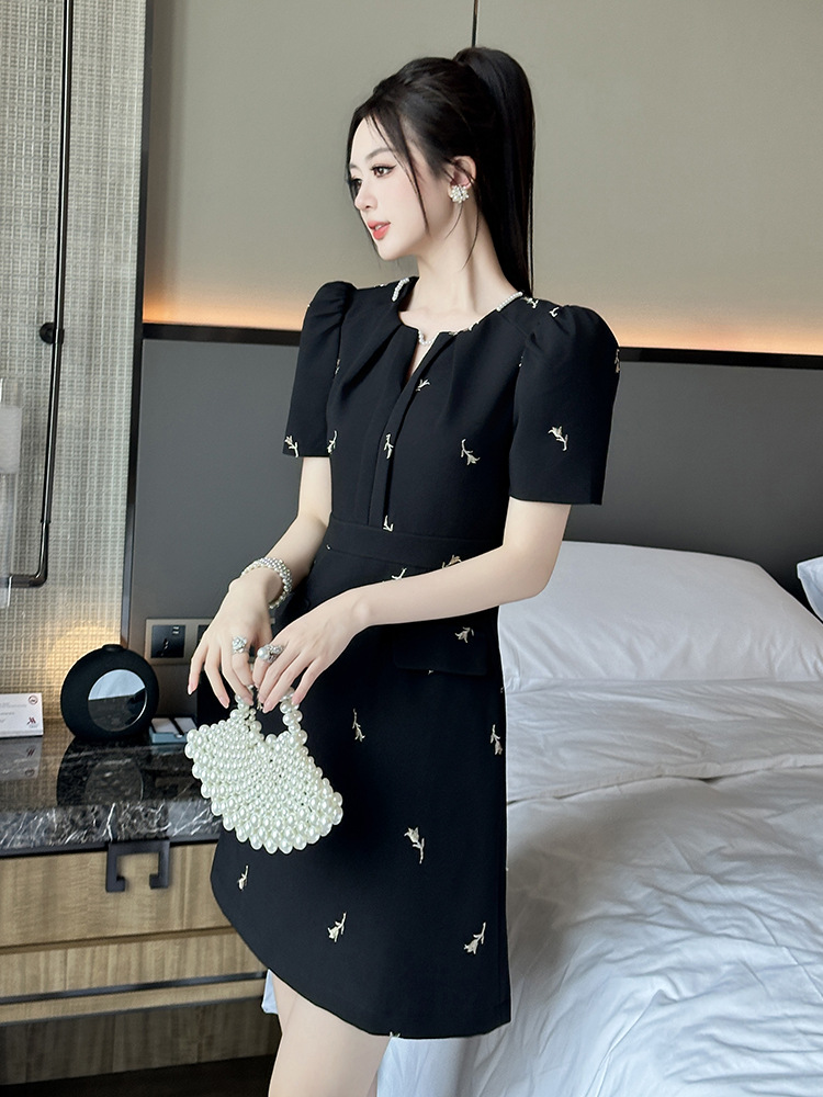 Váy ngắn tay thêu phong cách Hepburn mùa hè cho nữ, cổ tròn chữ A, dáng suông — Màu đen