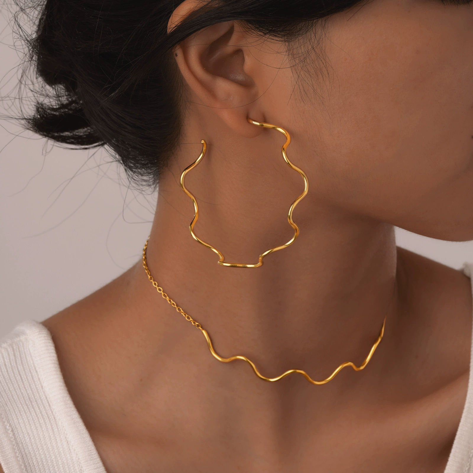 Fashionable choker, earrings stainless steel, wavy golden necklace, 750 sample gold