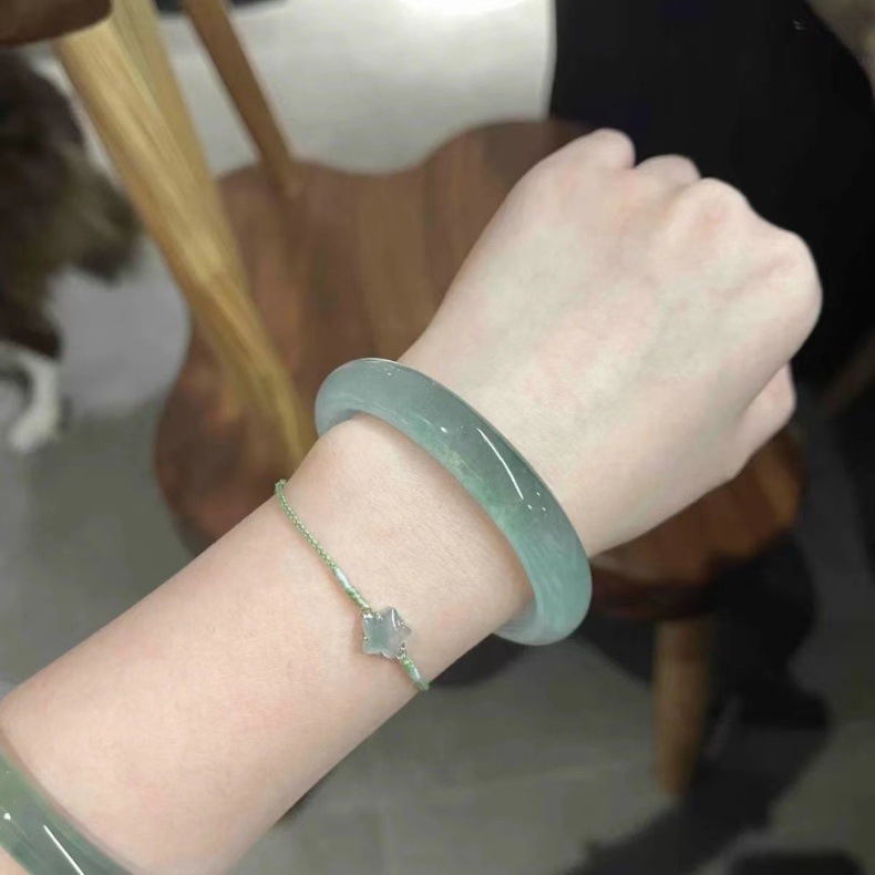 Vòng tay ngọc bích tự nhiên Myanmar cao cấp màu xanh nhạt (đường kính trong 52–64 mm) chi tiết 1