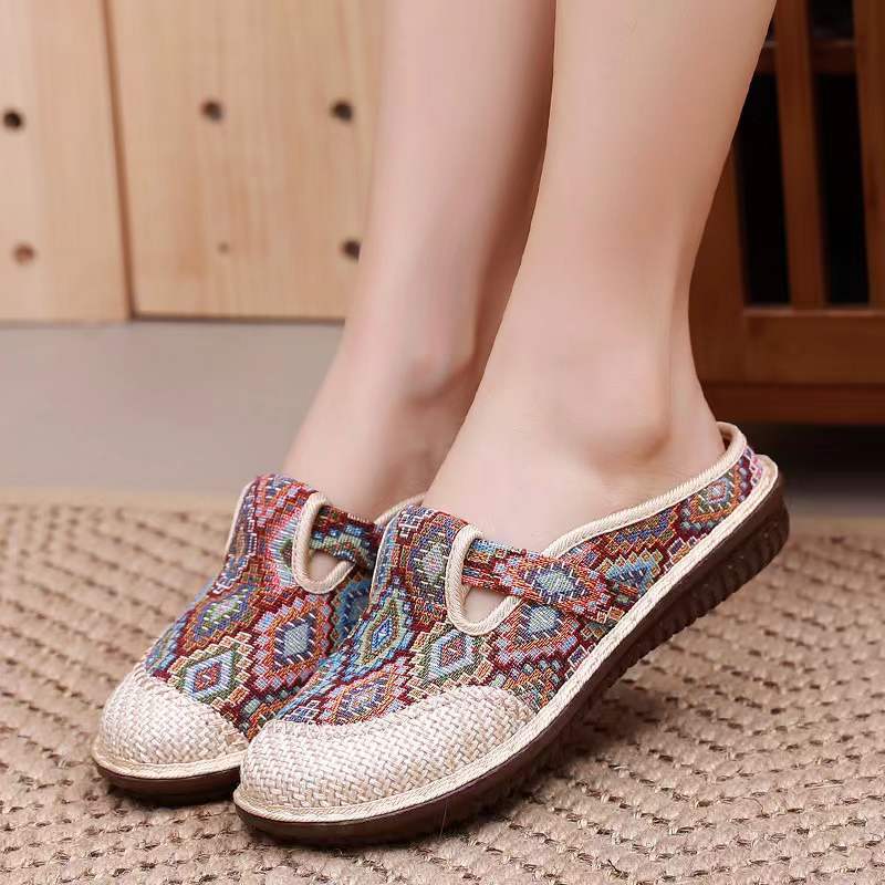 Primavera y otoño nuevos zapatos de tela de Beijing de las mujeres de corte bajo slip-on estilo étnico zapatos bordados Fondo suave moda casual medias zapatillas