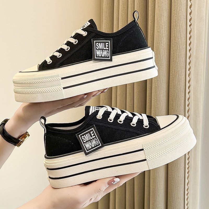 Zapatos de lona de suela gruesa para mujeres 2025, primavera y verano nuevos zapatos blancos coreanos pequeños aumentan lazos bajos zapatos de tablero para mujeres