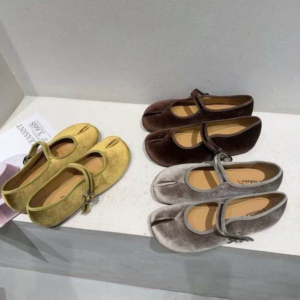 2026 velvet ballet split-toe shoes for women, French-style soft-soled Mary Jane shoes with a single strap and hidden heel