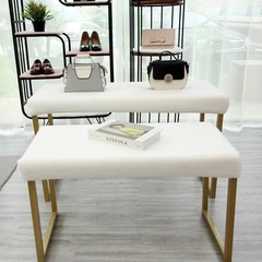 白い短毛じゅうたん服装店ショーウインドー展示台毛羽飾りブランケットテーブルカウンター棚流し台マット