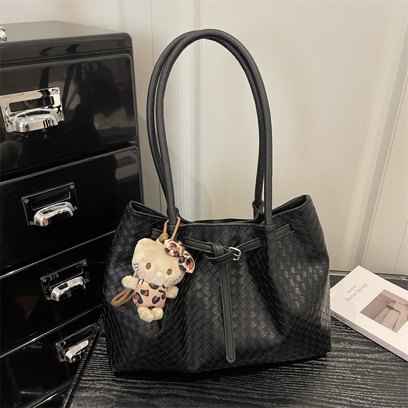 Versátil, simple, elegante, textura superior, primavera y verano, 2026 nueva bolsa de hombro para mujeres de viajes casuales de color sólido, plegado
