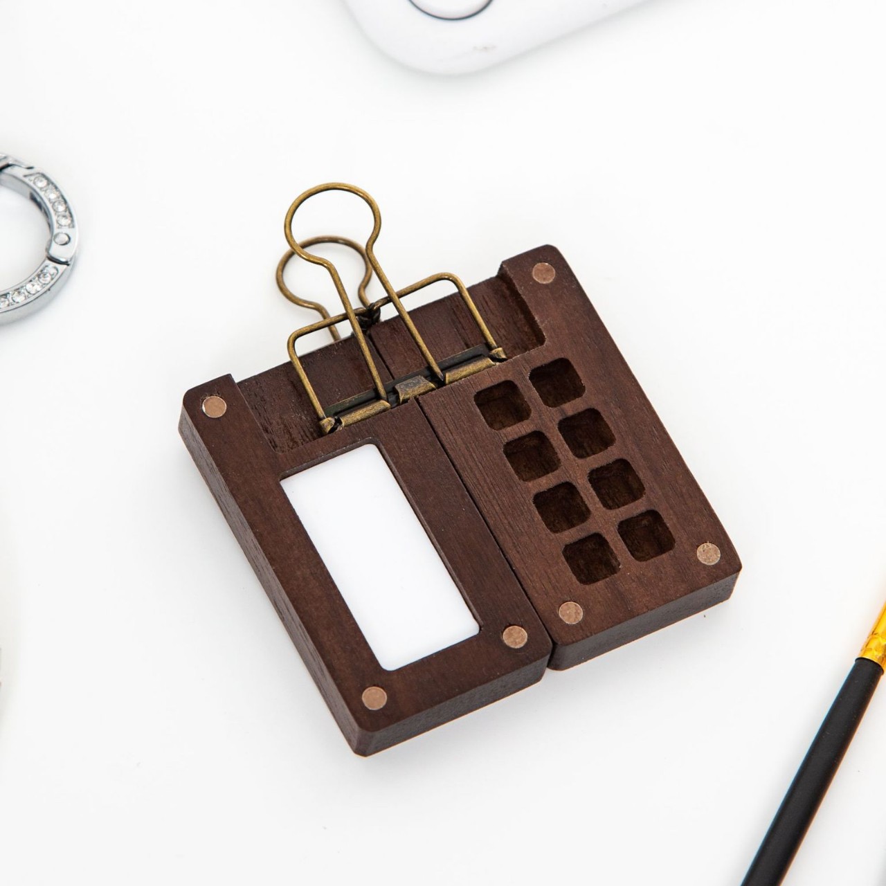 Walnut pequeño de 8 cuadrículas con clip de oro de bronce