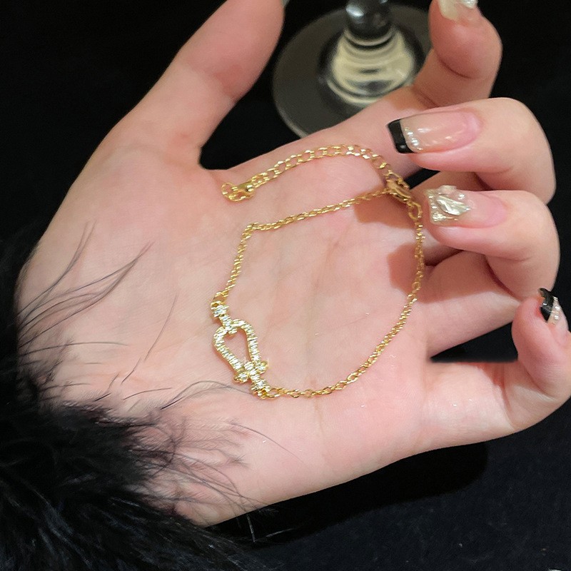 ジルコンのダイヤモンドの花の透かし彫りはブレスレットの韓国の大衆の精緻な手環の気質を調節することができます。