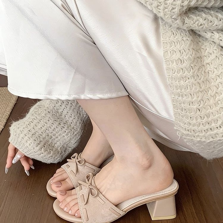 El arco de talón grueso de hadas zapatillas francesas zapatillas de mujer 2026 nuevas zapatillas de verano con falda