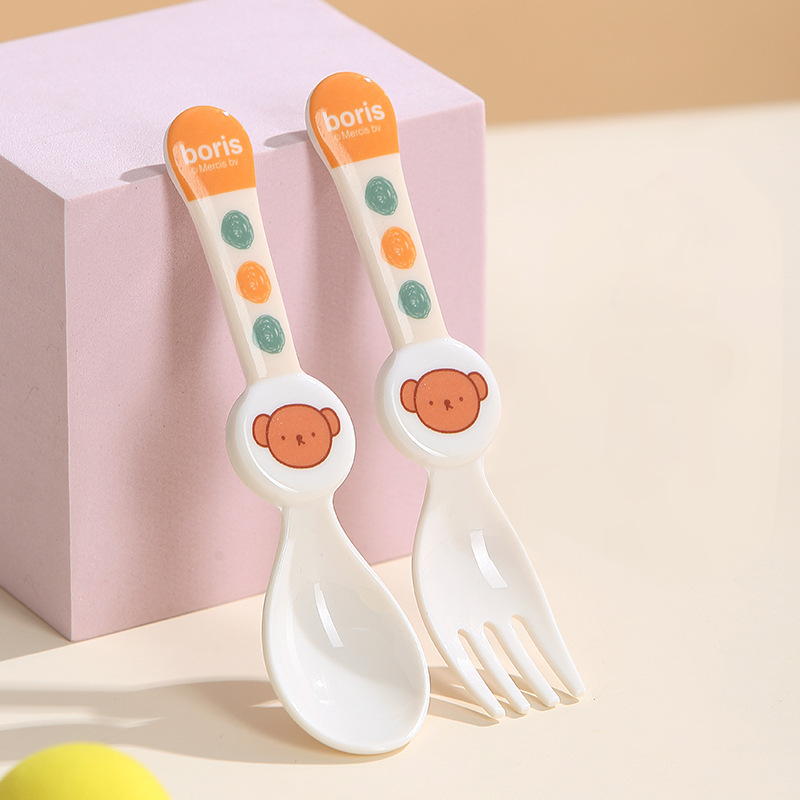 마늘을 곁들인 연한 노란색 포크와 스푼