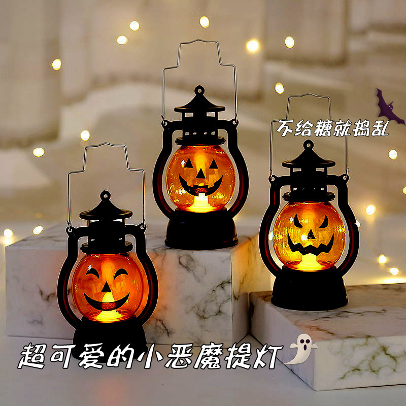 創意的なハロウィンの小さいプレゼントは手に持って光る小さい夜の明かりの子供のおもちゃのカボチャの明かりを飾って贈り物を飾って境を越えます。|undefined
