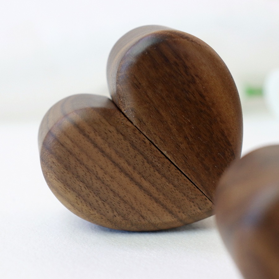 2025 New High-End Creative Ring Box Fashion Heart Wedding Exchange Ring Box Creative Heart-Shaped Black Walnut Box