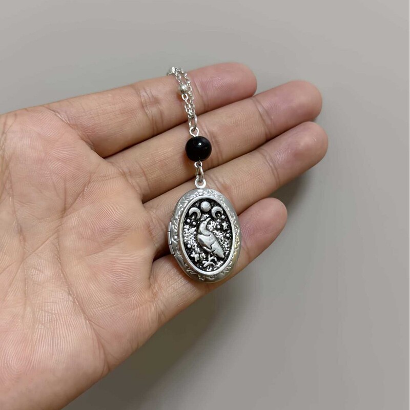 Junyan Gothic Triple Moon Crow Goddess Oval Pagan Witchcraft Mystical Crow Retro Necklace