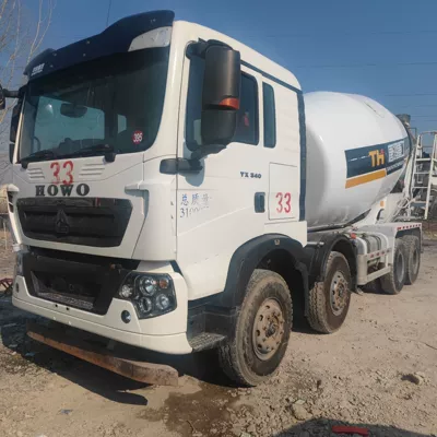 Howo 350 at gücünə malik 12-14 kubmetrlik sement tankerinin ixracı