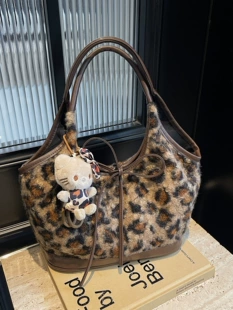 Retro capacious underarm bag with bow, Korean style