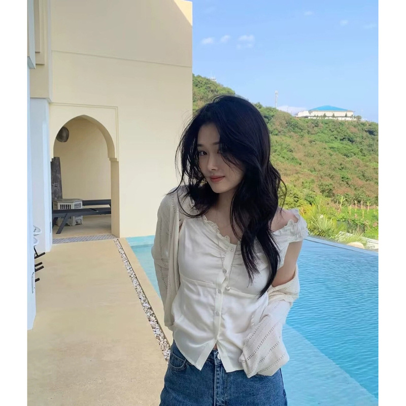 Now the 2026 Summer New Model from Korean Designer Ho*Us Is a Sweet French-Style V-Neck Top with Three-Dimensional Lace