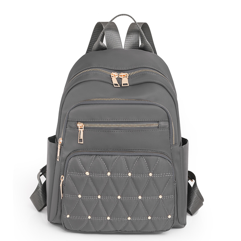 Comercio exterior al por mayor 2023 nuevas señoras casuales mochila de nailon moda remache almacenamiento al aire libre mochila de viaje marea