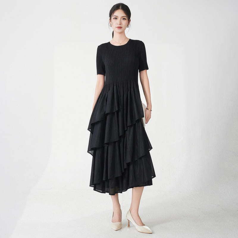 Issey Miyake's Stunningly Beautiful Dress with a High-End Feel, Elegant and Luxurious, Black Color, Slimming, Versatile A-Line Dress, Stylish