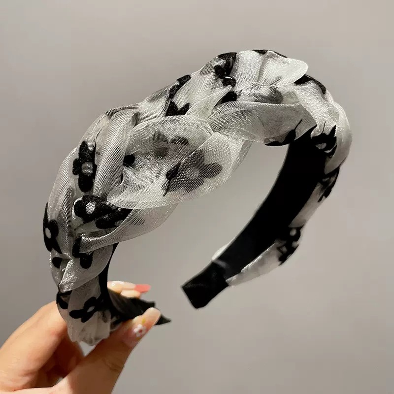 Una diadema de malla de flores