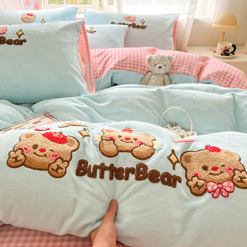 Círculos animados bordados de leche de lana de cuatro piezas engrosado cálido edredón de franela sábanas de lana de coral ropa de cama de invierno