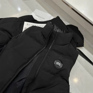 【现货】大鹅经典男女同款黑标防风保暖立领羽绒马甲无袖羽绒服